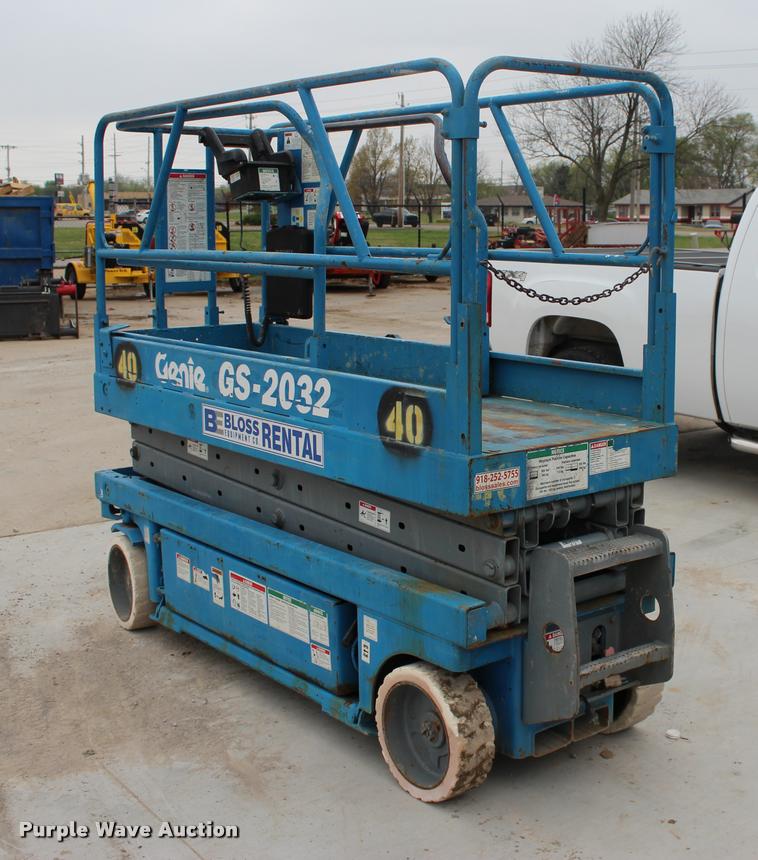 image for item L4968 2000 Genie GS2032 scissor lift