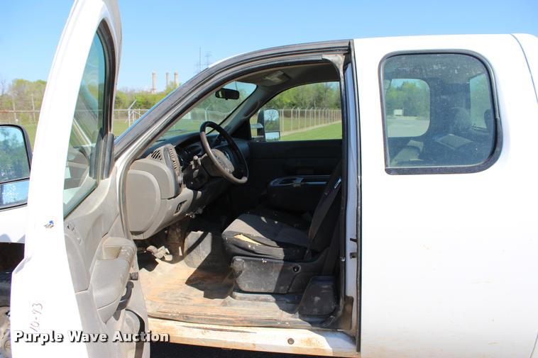 image for item L4980 2009 Chevrolet Silverado 2500HD Ext. Cab pickup truck