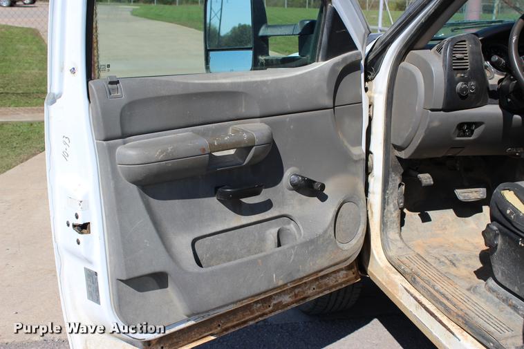 image for item L4980 2009 Chevrolet Silverado 2500HD Ext. Cab pickup truck