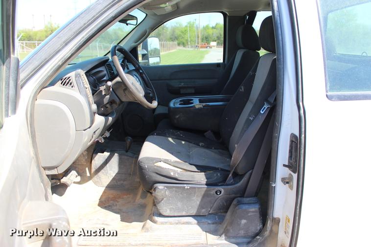 image for item L4980 2009 Chevrolet Silverado 2500HD Ext. Cab pickup truck