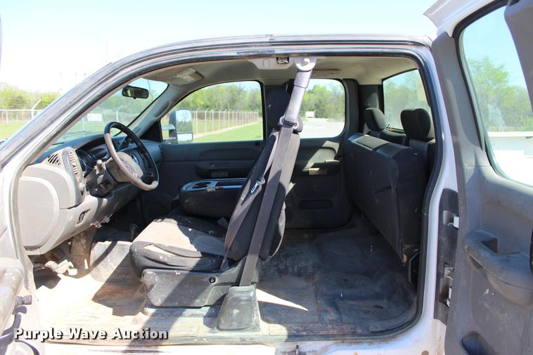 image for item L4980 2009 Chevrolet Silverado 2500HD Ext. Cab pickup truck