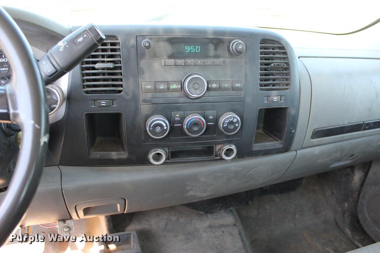 image for item L4980 2009 Chevrolet Silverado 2500HD Ext. Cab pickup truck