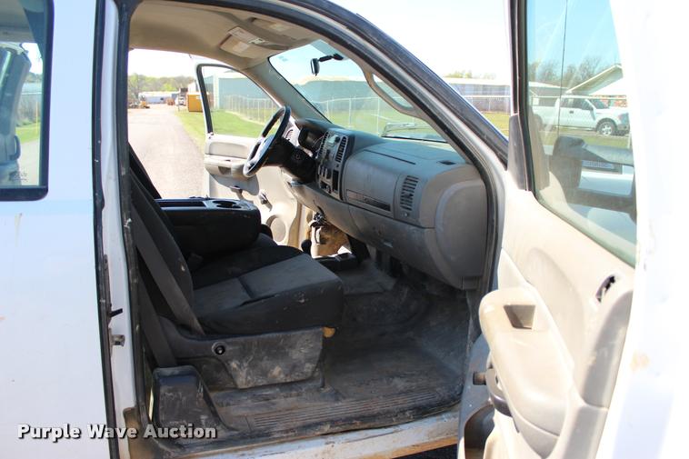 image for item L4980 2009 Chevrolet Silverado 2500HD Ext. Cab pickup truck
