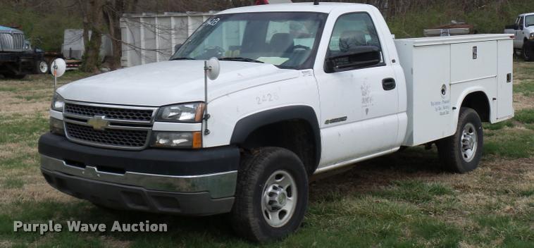 image for item L7147 2005 Chevrolet Silverado 2500HD utility bed pickup truck