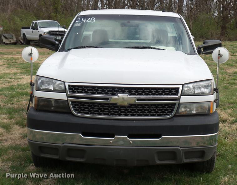 image for item L7147 2005 Chevrolet Silverado 2500HD utility bed pickup truck