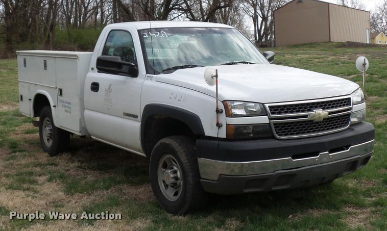 image for item L7147 2005 Chevrolet Silverado 2500HD utility bed pickup truck