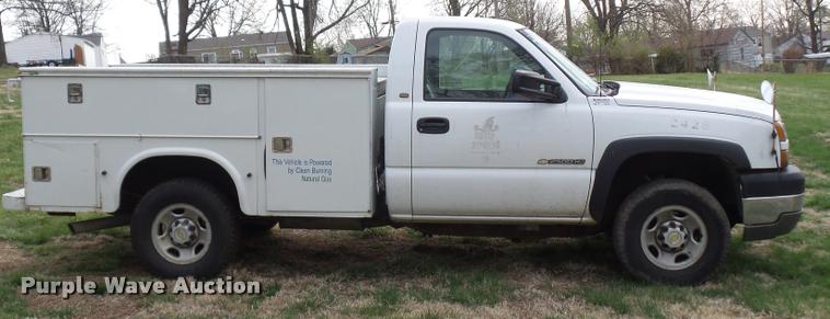 image for item L7147 2005 Chevrolet Silverado 2500HD utility bed pickup truck