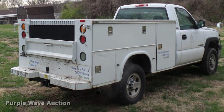 image for item L7147 2005 Chevrolet Silverado 2500HD utility bed pickup truck