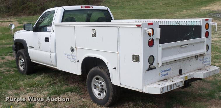 image for item L7147 2005 Chevrolet Silverado 2500HD utility bed pickup truck