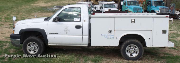 image for item L7147 2005 Chevrolet Silverado 2500HD utility bed pickup truck