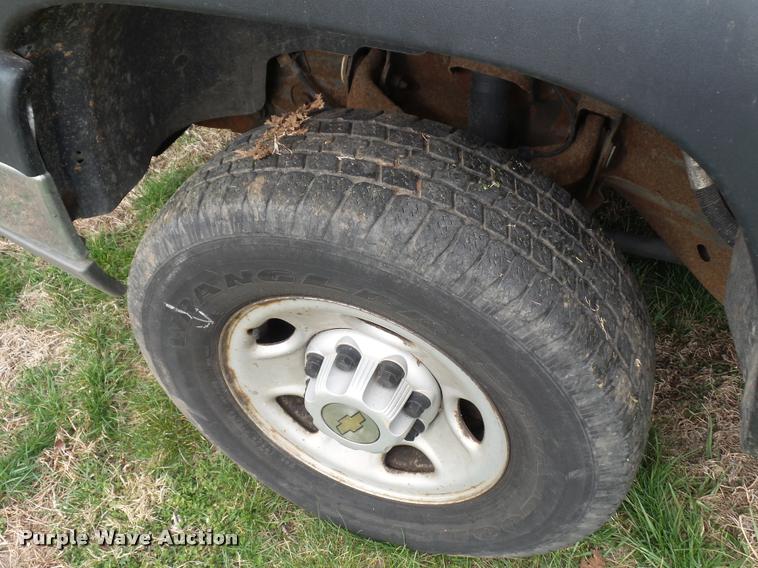 image for item L7147 2005 Chevrolet Silverado 2500HD utility bed pickup truck