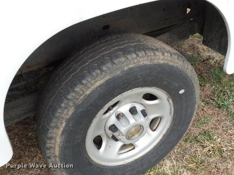 image for item L7147 2005 Chevrolet Silverado 2500HD utility bed pickup truck