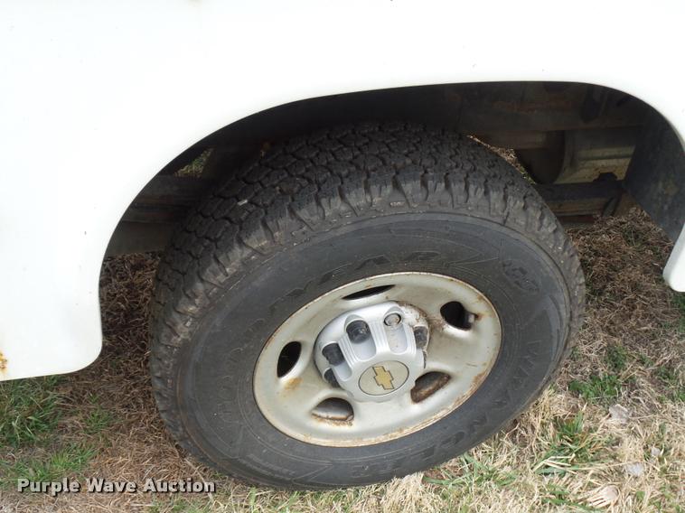 image for item L7147 2005 Chevrolet Silverado 2500HD utility bed pickup truck