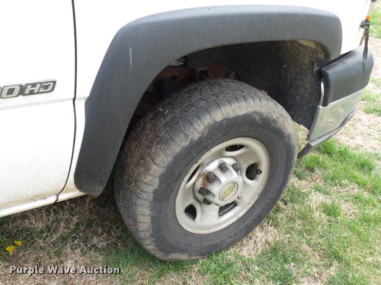 image for item L7147 2005 Chevrolet Silverado 2500HD utility bed pickup truck