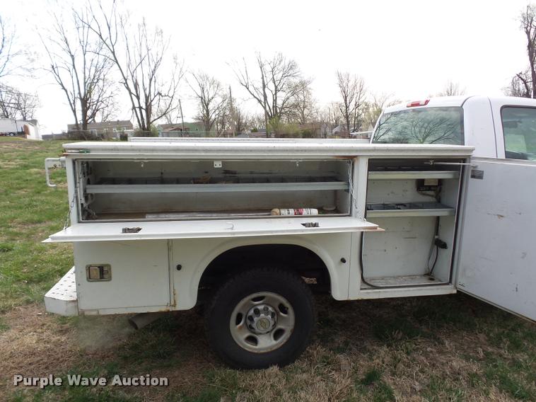 image for item L7147 2005 Chevrolet Silverado 2500HD utility bed pickup truck