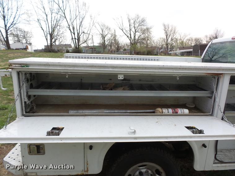 image for item L7147 2005 Chevrolet Silverado 2500HD utility bed pickup truck