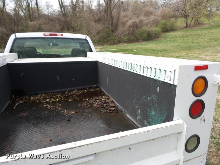 image for item L7147 2005 Chevrolet Silverado 2500HD utility bed pickup truck