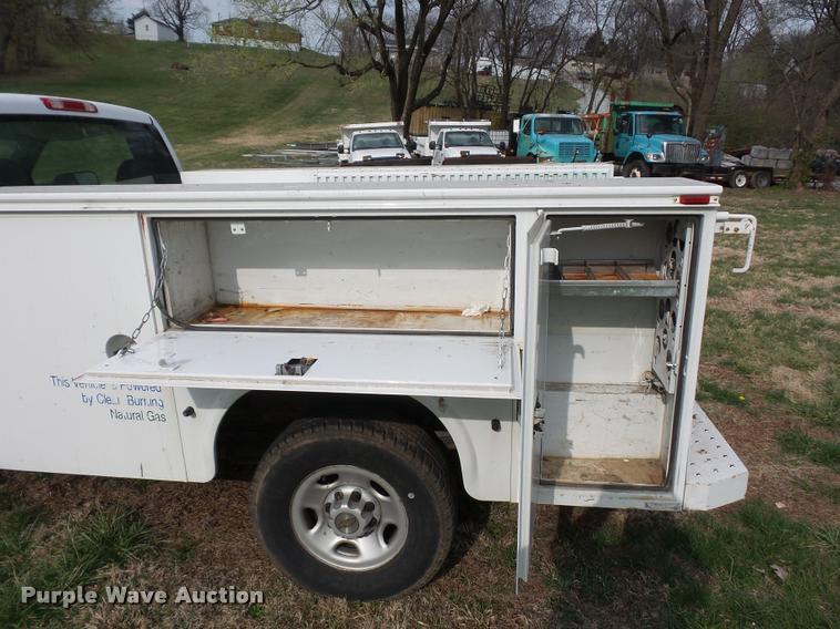 image for item L7147 2005 Chevrolet Silverado 2500HD utility bed pickup truck