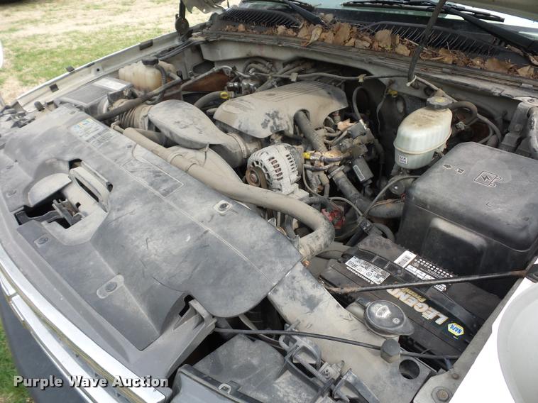 image for item L7147 2005 Chevrolet Silverado 2500HD utility bed pickup truck