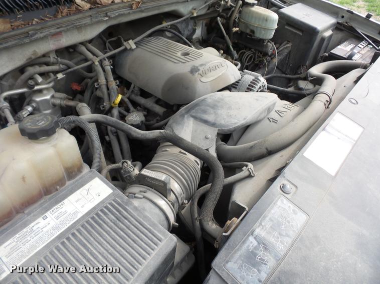 image for item L7147 2005 Chevrolet Silverado 2500HD utility bed pickup truck