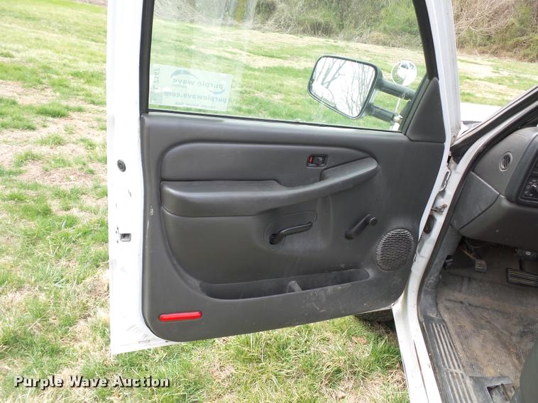 image for item L7147 2005 Chevrolet Silverado 2500HD utility bed pickup truck