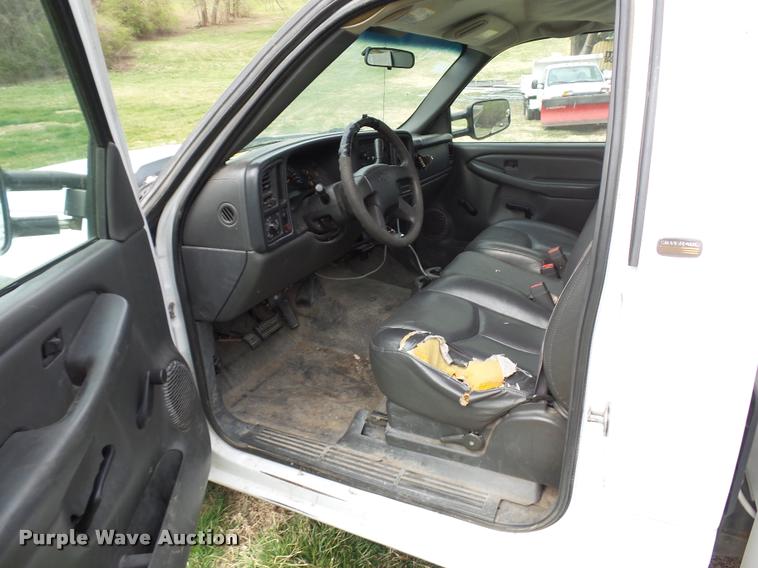 image for item L7147 2005 Chevrolet Silverado 2500HD utility bed pickup truck