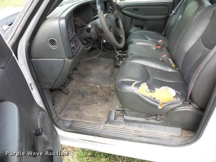 image for item L7147 2005 Chevrolet Silverado 2500HD utility bed pickup truck