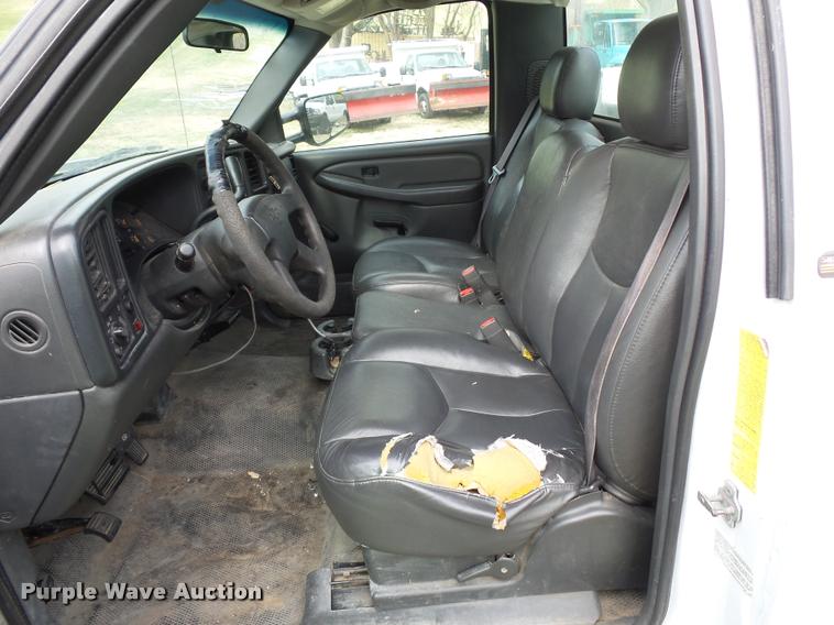 image for item L7147 2005 Chevrolet Silverado 2500HD utility bed pickup truck