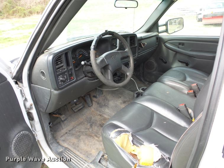 image for item L7147 2005 Chevrolet Silverado 2500HD utility bed pickup truck