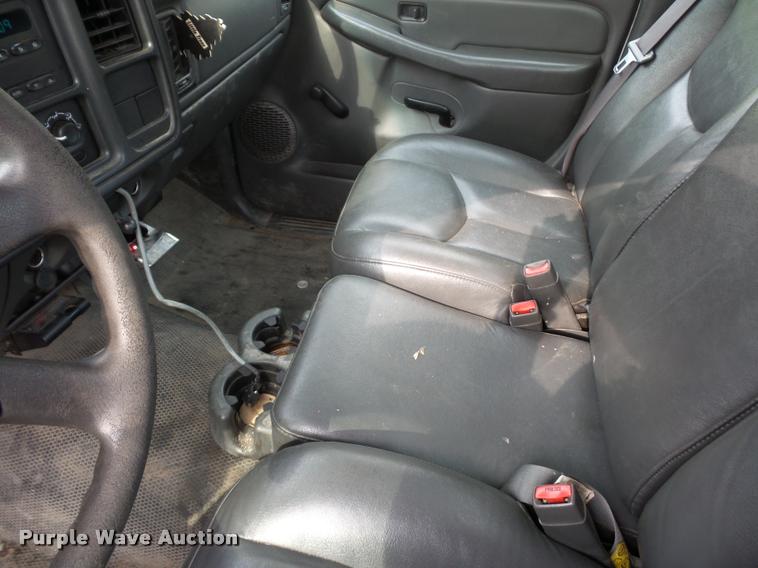 image for item L7147 2005 Chevrolet Silverado 2500HD utility bed pickup truck