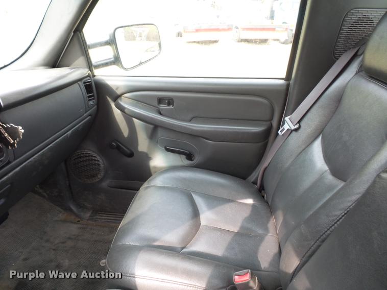 image for item L7147 2005 Chevrolet Silverado 2500HD utility bed pickup truck