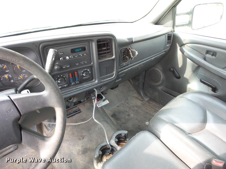 image for item L7147 2005 Chevrolet Silverado 2500HD utility bed pickup truck