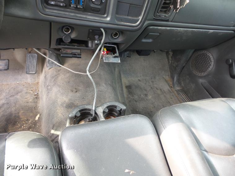 image for item L7147 2005 Chevrolet Silverado 2500HD utility bed pickup truck