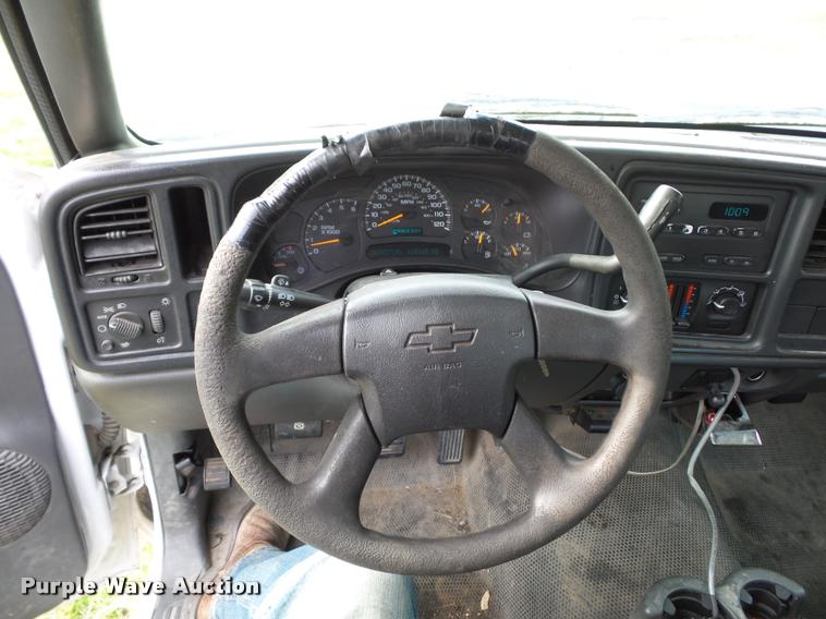 image for item L7147 2005 Chevrolet Silverado 2500HD utility bed pickup truck