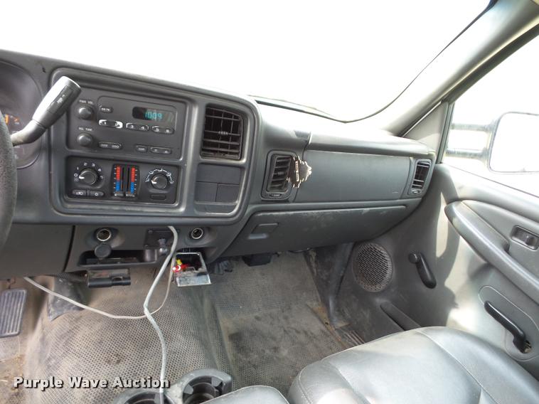 image for item L7147 2005 Chevrolet Silverado 2500HD utility bed pickup truck