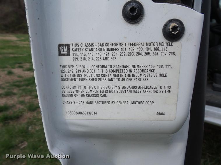 image for item L7147 2005 Chevrolet Silverado 2500HD utility bed pickup truck