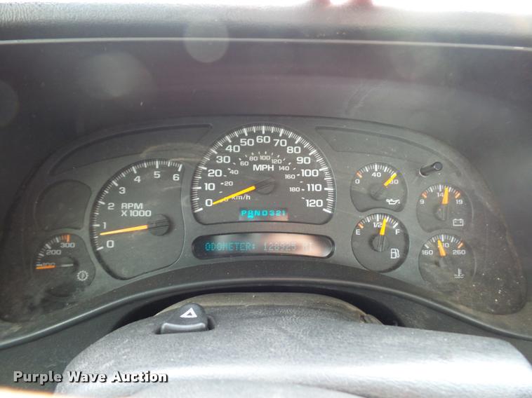 image for item L7147 2005 Chevrolet Silverado 2500HD utility bed pickup truck