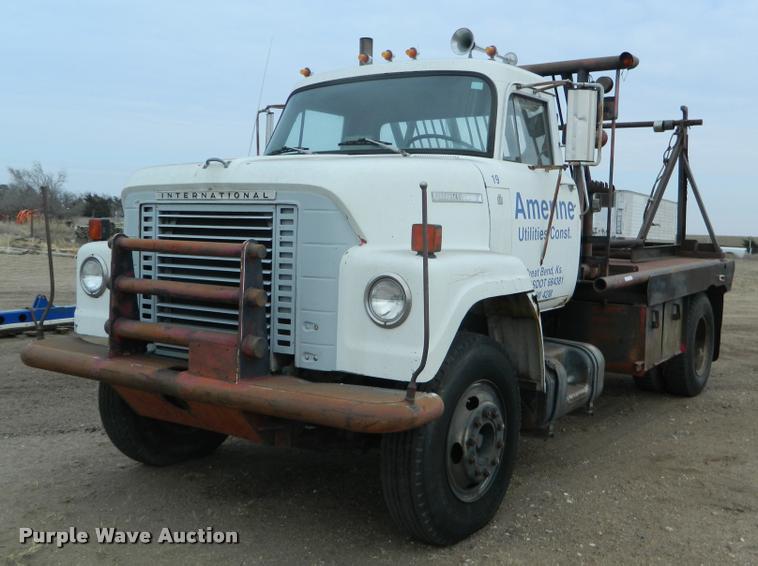 image for item BK9267 1975 International 2050A flatbed truck