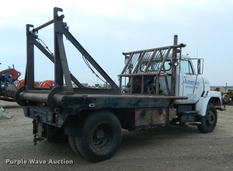image for item BK9267 1975 International 2050A flatbed truck