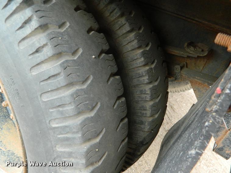 image for item BK9267 1975 International 2050A flatbed truck