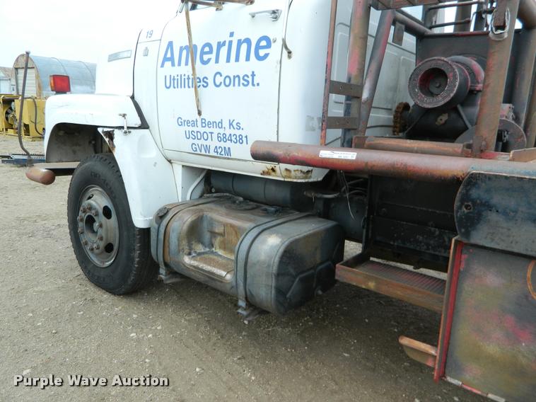 image for item BK9267 1975 International 2050A flatbed truck