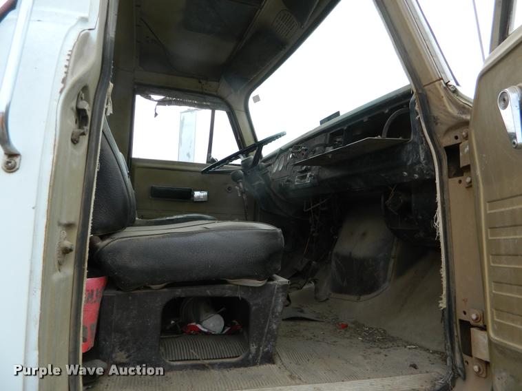 image for item BK9267 1975 International 2050A flatbed truck