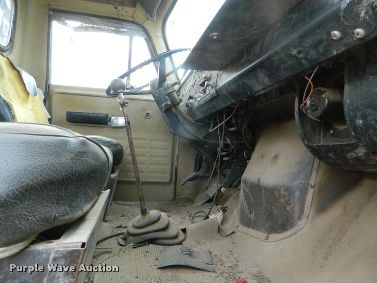 image for item BK9267 1975 International 2050A flatbed truck