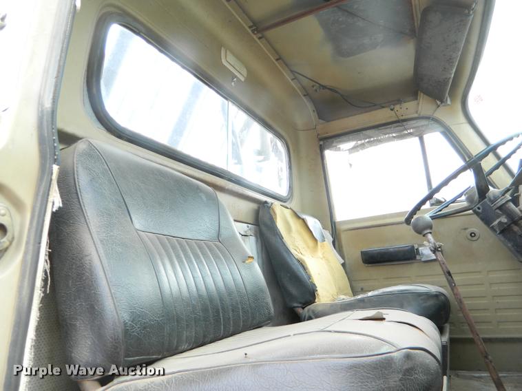 image for item BK9267 1975 International 2050A flatbed truck