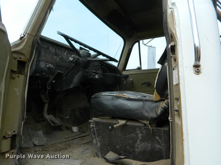 image for item BK9267 1975 International 2050A flatbed truck