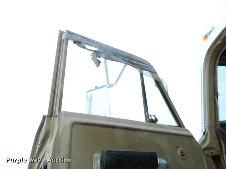 image for item BK9267 1975 International 2050A flatbed truck