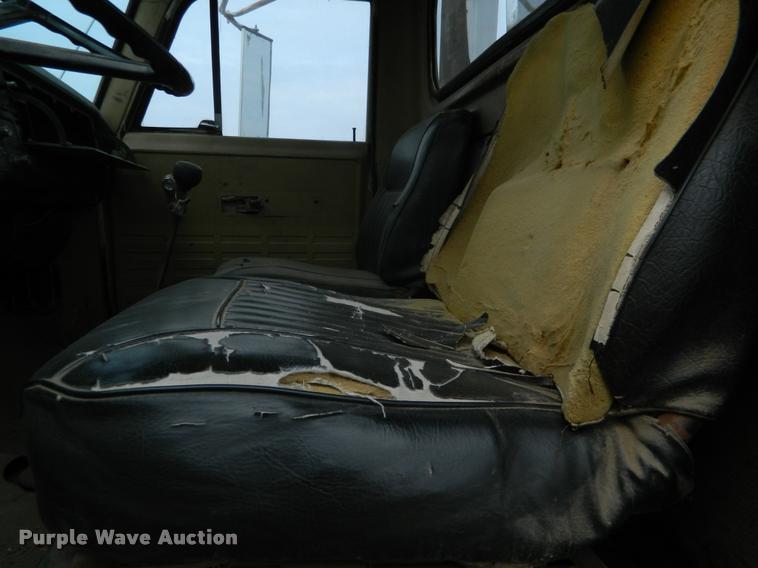 image for item BK9267 1975 International 2050A flatbed truck