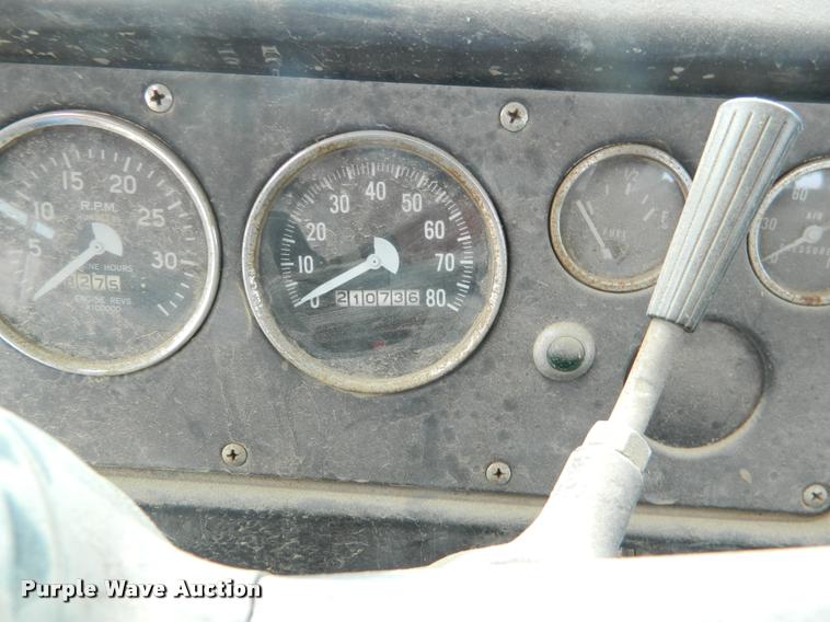 image for item BK9267 1975 International 2050A flatbed truck