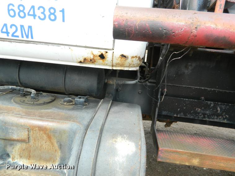 image for item BK9267 1975 International 2050A flatbed truck