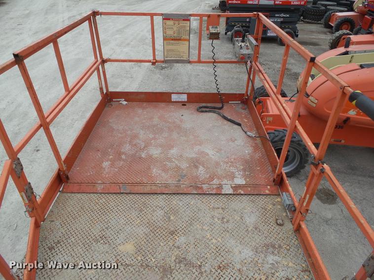 image for item CB9888 1999 Sky Jack 9250 scissor lift